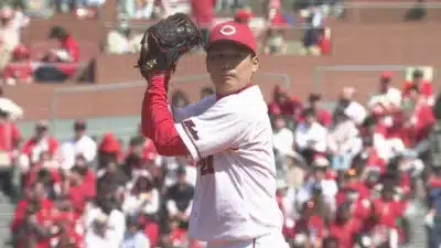 投球準備をするピッチャー