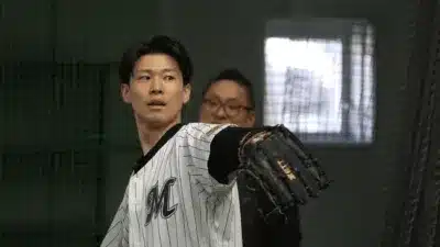 室内練習場でキャッチボールをする福森さん