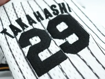 白いピンストライプの野球ユニフォームのクローズアップ画像です。背中には黒い刺繍で「TAKAHASHI」の名前と背番号「29」が鮮明に写し出されています。