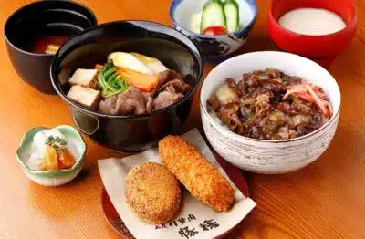 牛肉と豚肉をメインとした和食の定食