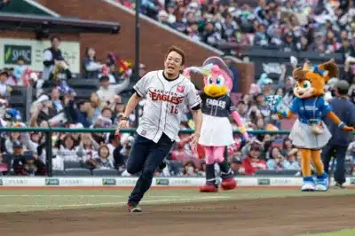楽天イーグルスのユニフォームを着た男性とマスコット