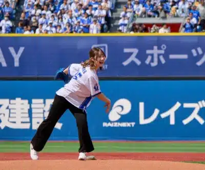 横浜スタジアムのマウンドで投球する都玲華プロ