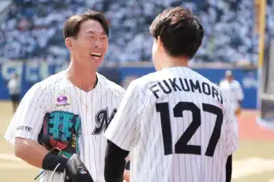 千葉ロッテマリーンズ選手と談笑する福森さん