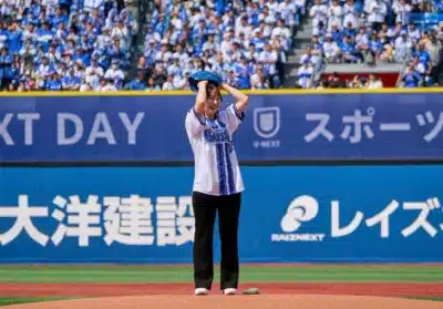 始球式後のマウンドで笑顔を見せる都玲華プロ