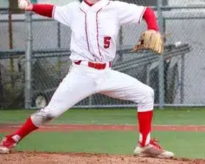 投球する野球のピッチャー