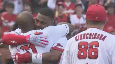 チームメイトと喜びを分かち合うモンテロ選手