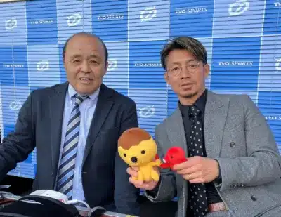 ジェット風船を楽しむ解説者