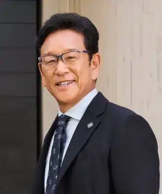 紺色のスーツと眼鏡を着用した栗山英樹氏