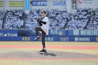 始球式の瞬間、投球する福森さん