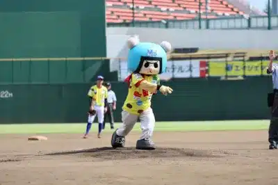 マスコットキャラクターが始球式をする様子
