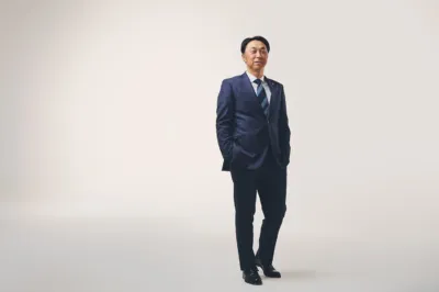 スーツ姿の宮本慎也氏