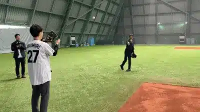 特製ユニフォームを受け取る福森さん