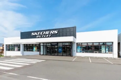 青空の下に立つSKECHERS OUTLET札幌上野幌店の外観