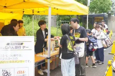 auじぶん銀行が阪神タイガースの公式スポンサーとして開催している屋外イベントブースの様子