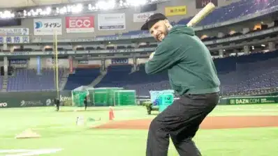 グラウンドでバットを構える