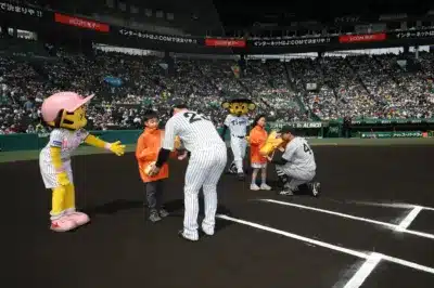 阪神タイガース選手とマスコット、子供たちのイベント