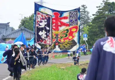 白根大凧を運ぶ様子