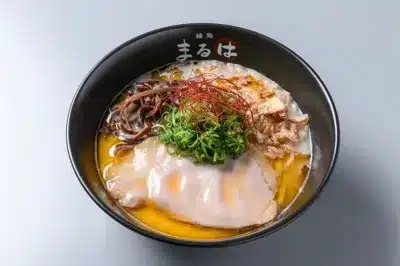ハマグリ豚骨ラーメン ～まるは特製花咲蟹オイル～