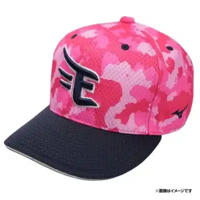 ピンクの迷彩柄が特徴的な野球帽