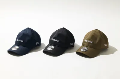 ネイビー、ブラック、カーキのBarbourとNew Eraのロゴ入りキャップ
