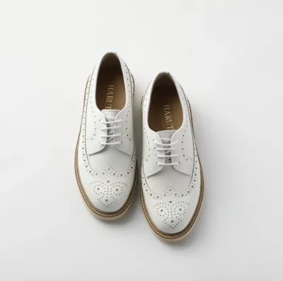HARUTAの白い革製ウィングチップシューズ