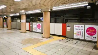 霞ヶ関駅のホームドア広告