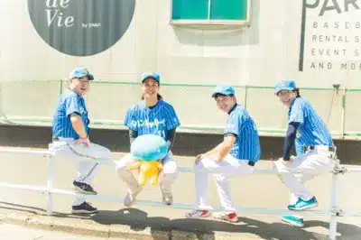 フェンスに座る選手たち