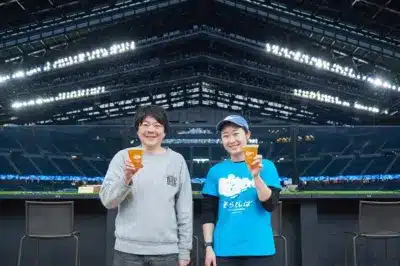 スタジアムでビールを楽しむ女性たち