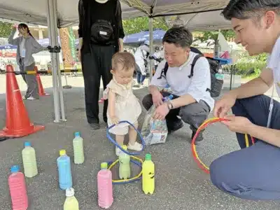 輪投げをする赤ちゃん