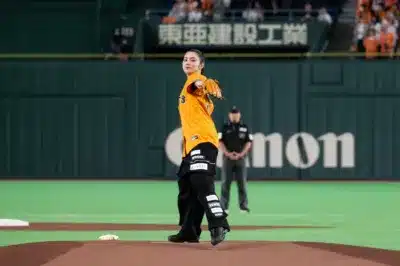 始球式での投球シーン