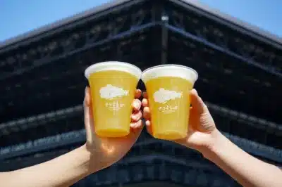 乾杯する人々