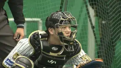 野球のキャッチャーがフル装備で蹲踞している姿