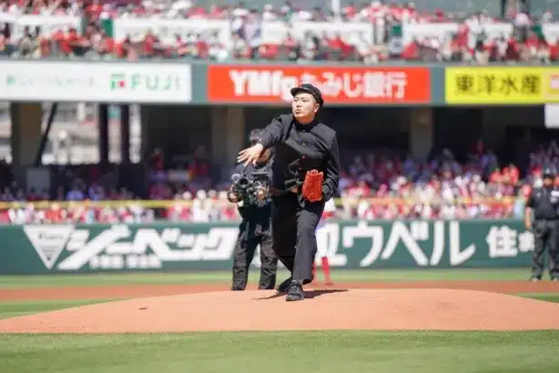 ハナコ岡部大さんがマツダスタジアムで人生初のノーバウンド始球式！カープファンも熱狂の「新しいカギ」コラボデー