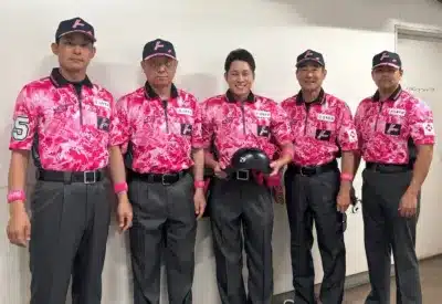 ピンクの柄シャツを着用した審判員たち