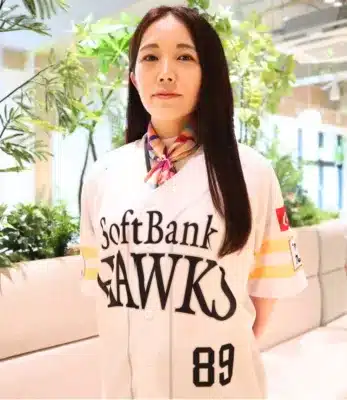SoftBank HAWKSのユニフォームを着用した女性のポートレート