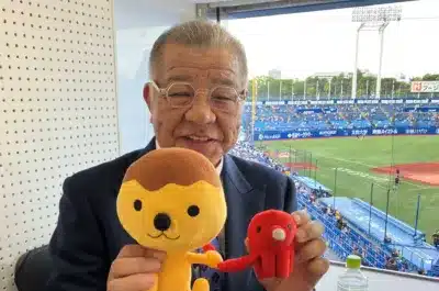 観客の男性とぬいぐるみ