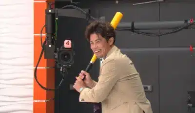 バットを構える笑顔の男性