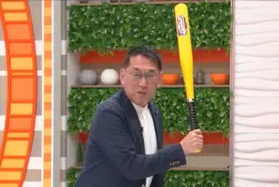 バットを構える男性