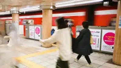霞ヶ関駅のホーム広告