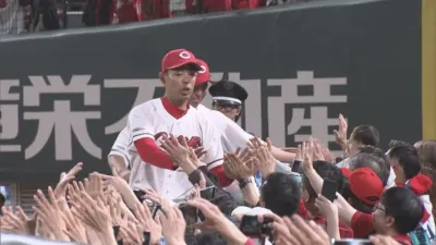 ファンとハイタッチする秋山翔吾選手
