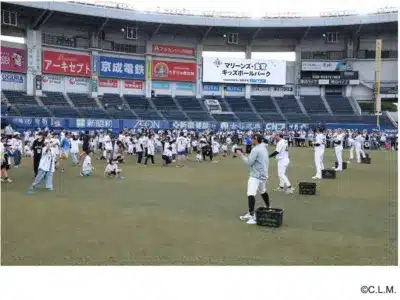 キャッチボールを楽しむ子どもたちと選手