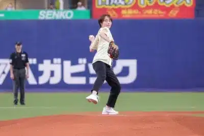 上田まりえさんの始球式