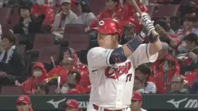 バットを構える野間峻祥選手