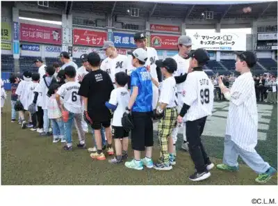 選手と交流する子どもたち