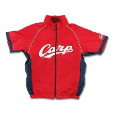 広島東洋カープのロゴ「Carp」が大きくデザインされた、赤と紺色の半袖ジップアップジャケットです。