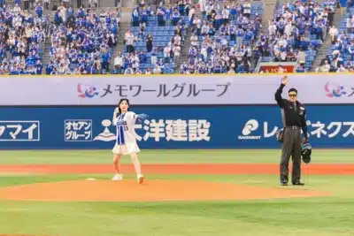 始球式で投球する門松みゆきさん