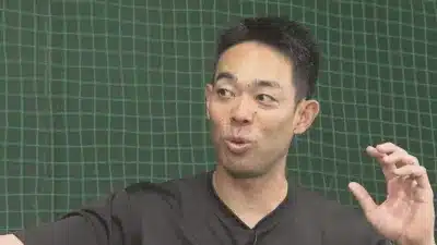 身振り手振りで話す男性