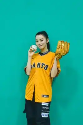 ユニフォーム姿でボールとグローブを持つ池田エライザさん