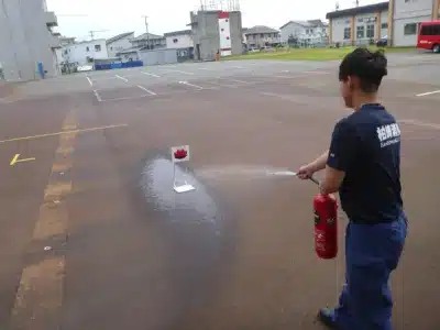 水消火器を使った消火訓練