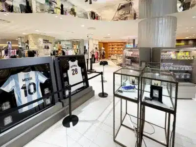 広々としたデパートやショッピングモールの一角で、著名なスポーツ選手のユニフォームが展示されています